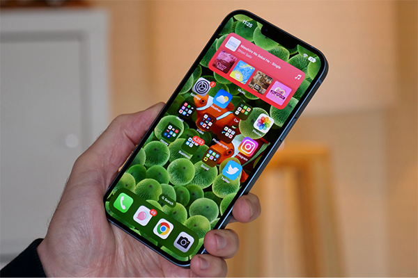 iPhone 14 Plus sử dụng tốt hơn với độ sáng trong phòng thay vì độ sáng ngoài trời